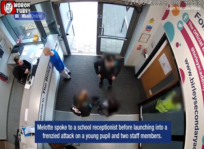 Video :A young man uses glass shards to attack teachers and students at the school (Warning - disturbing)
